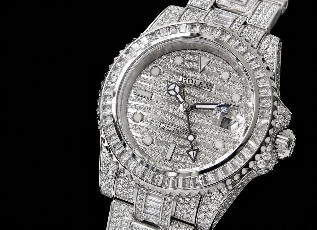 GMT plateado con acabado «Iced Out» y bisel estilo baguette