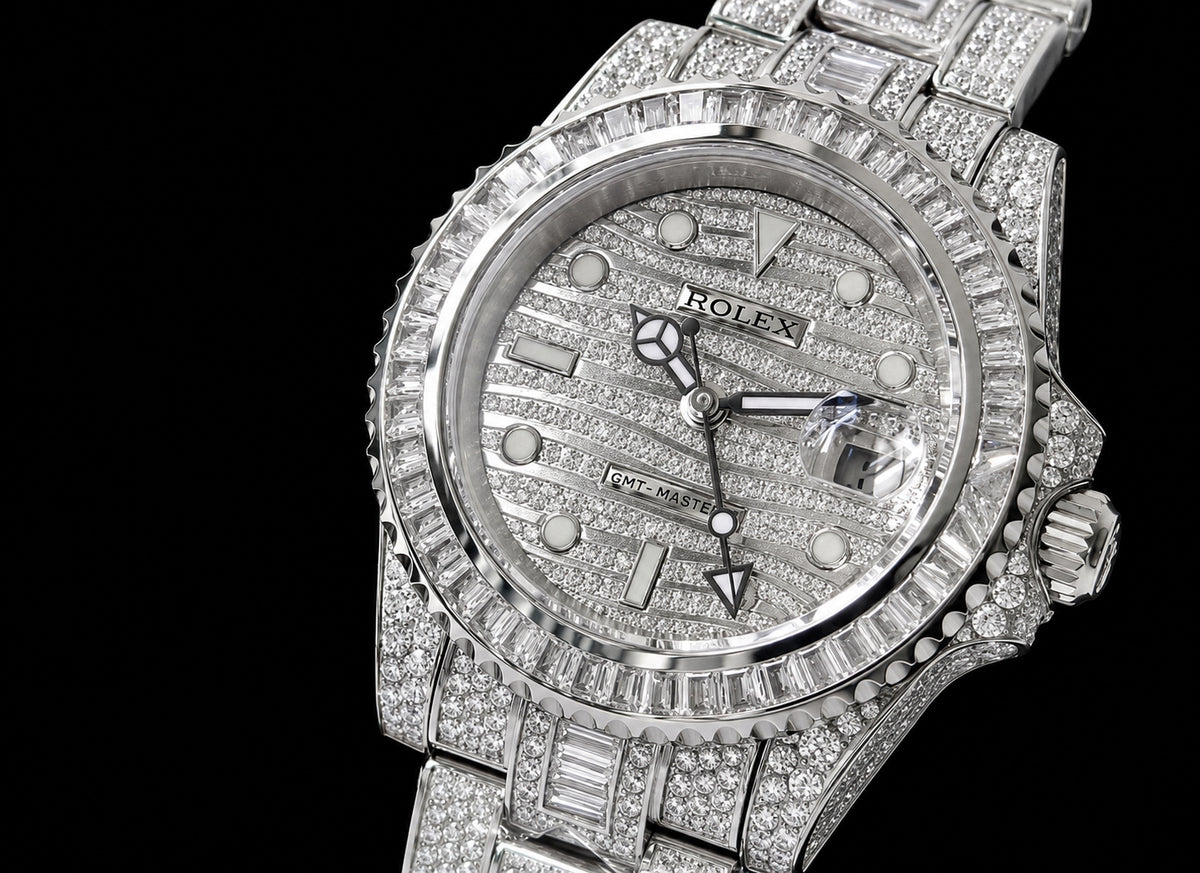 GMT plateado con acabado «Iced Out» y bisel estilo baguette
