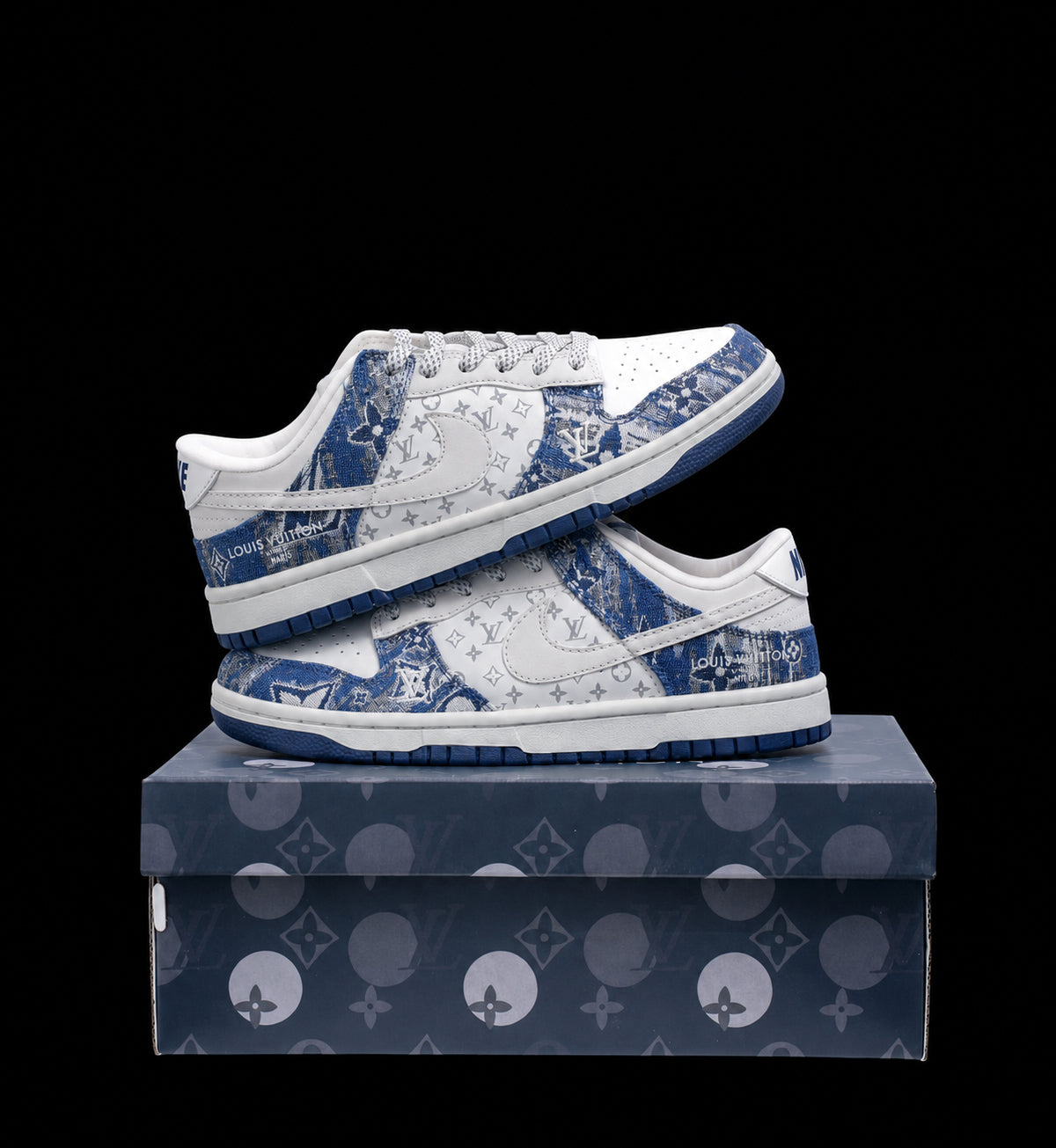 Dunk Low en azul denim y blanco con estampado monograma