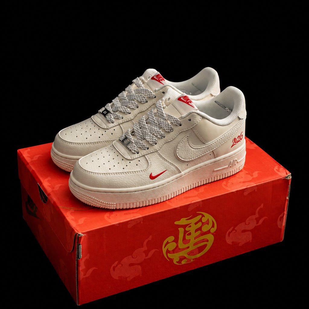 Dunk Low Crema – Detalles Rojos y Cordones Moteados