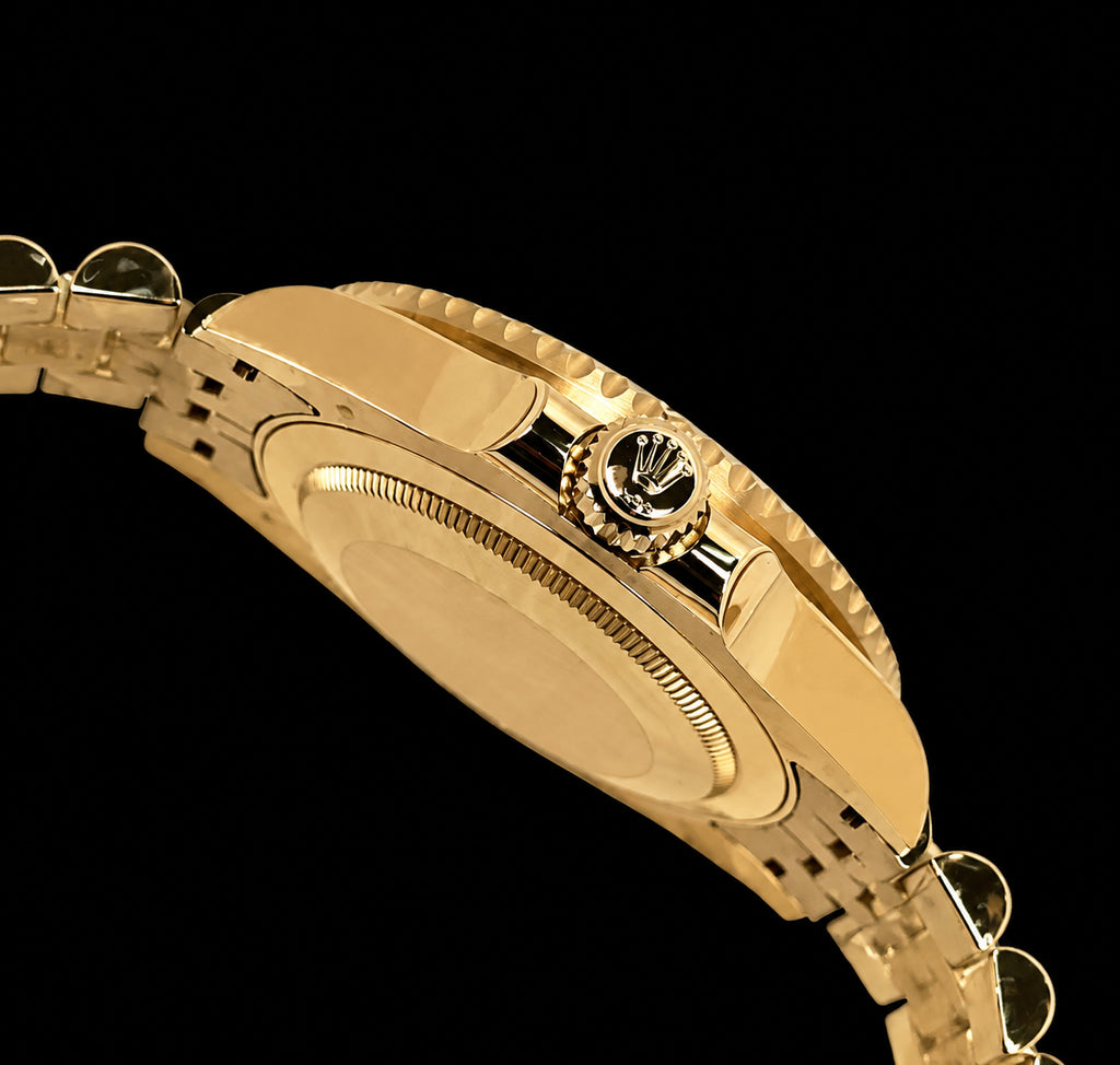 GMT dorado — Esfera negra y brazalete de cinco filas