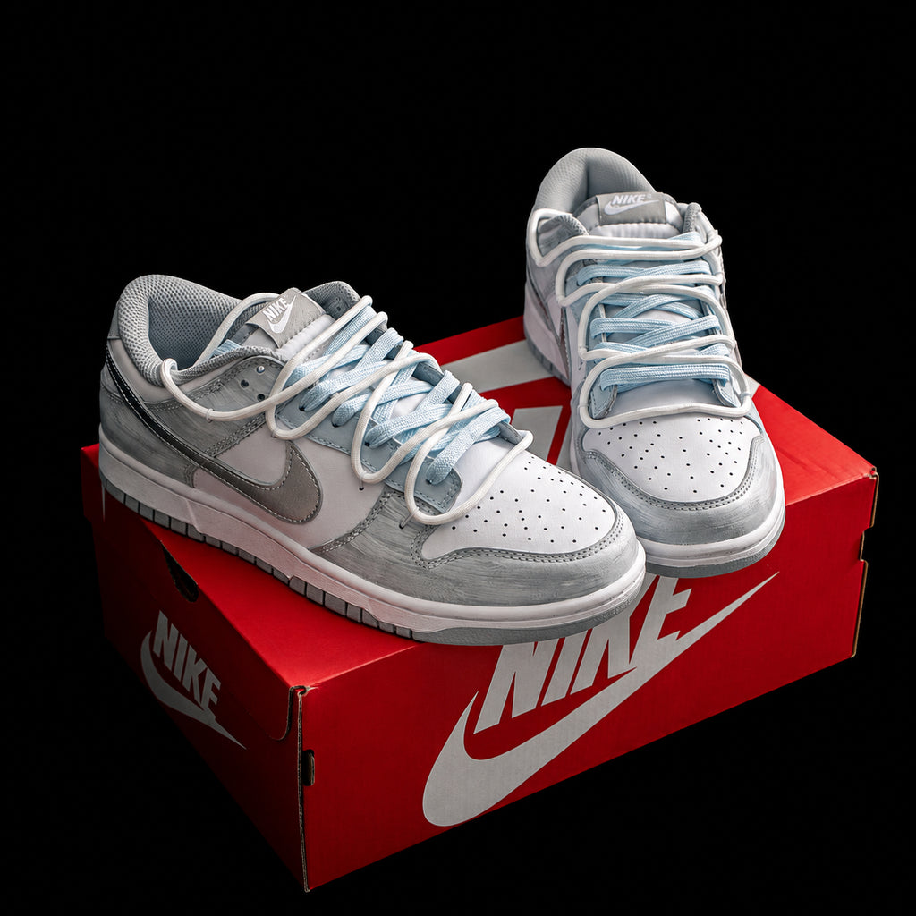 Dunk Low en gris y blanco con doble cordonera azul hielo