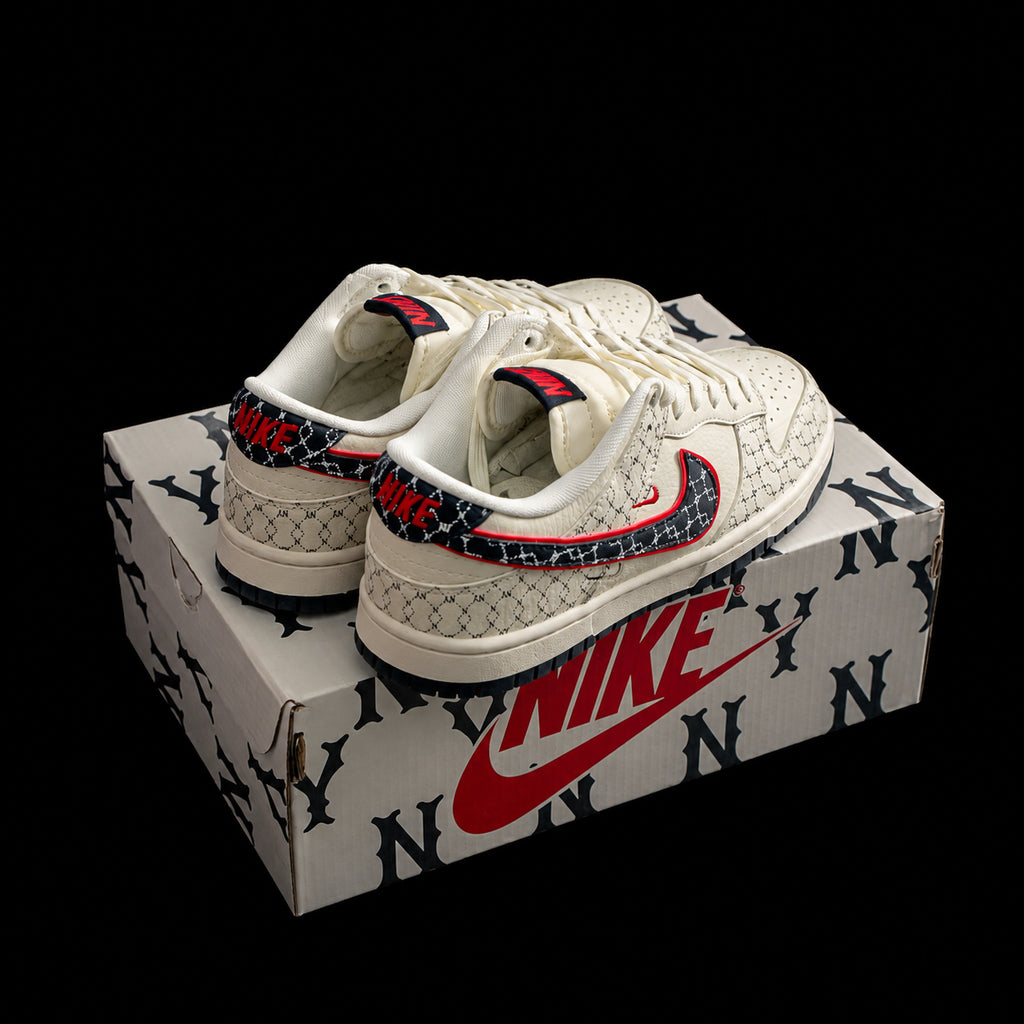 Dunk Low en crema con estampado gráfico y detalles rojos