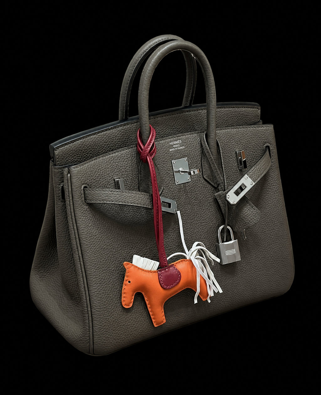 Bolso de Mano Gris Topo con Colgante