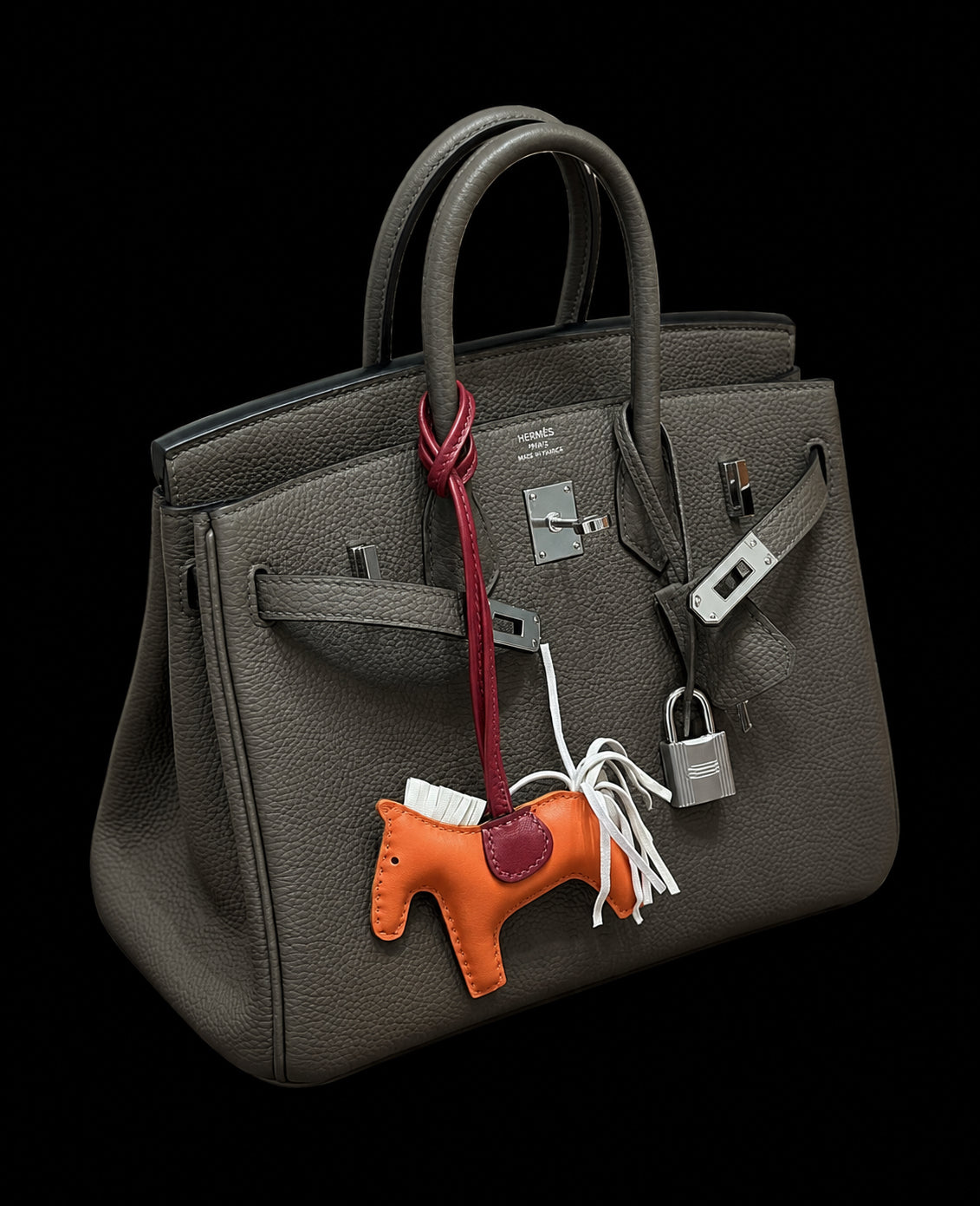 Bolso de Mano Gris Topo con Colgante