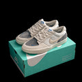 Dunk Low en crema y gris con detalles azules