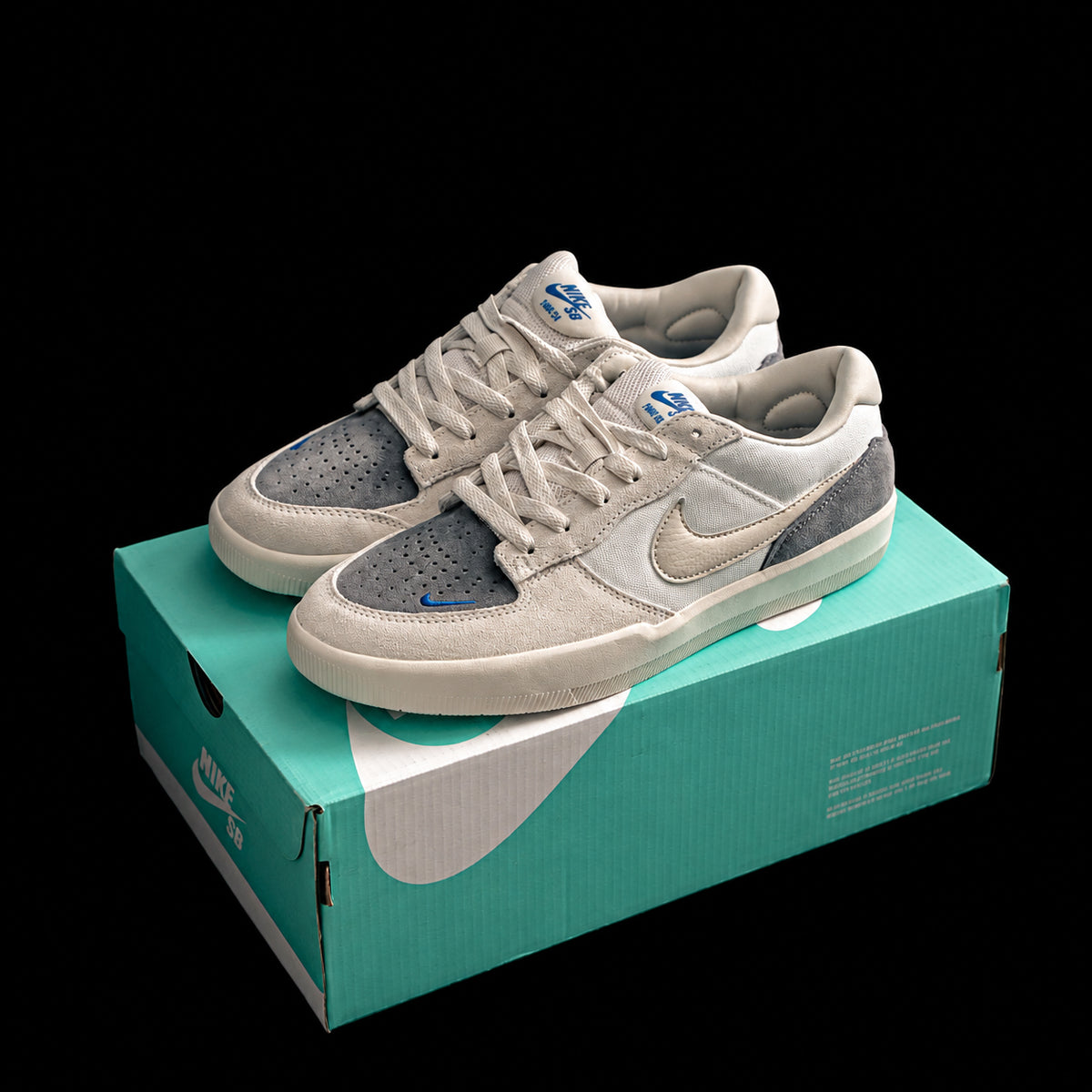 Dunk Low en crema y gris con detalles azules