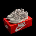 Dunk Low en crema y gris topo con doble cordonera