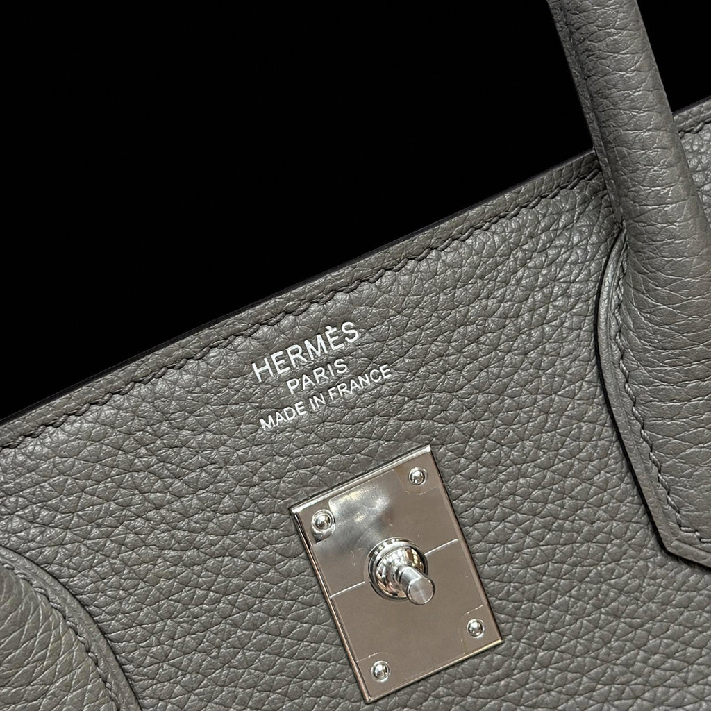 Bolso de Mano Gris Topo con Colgante