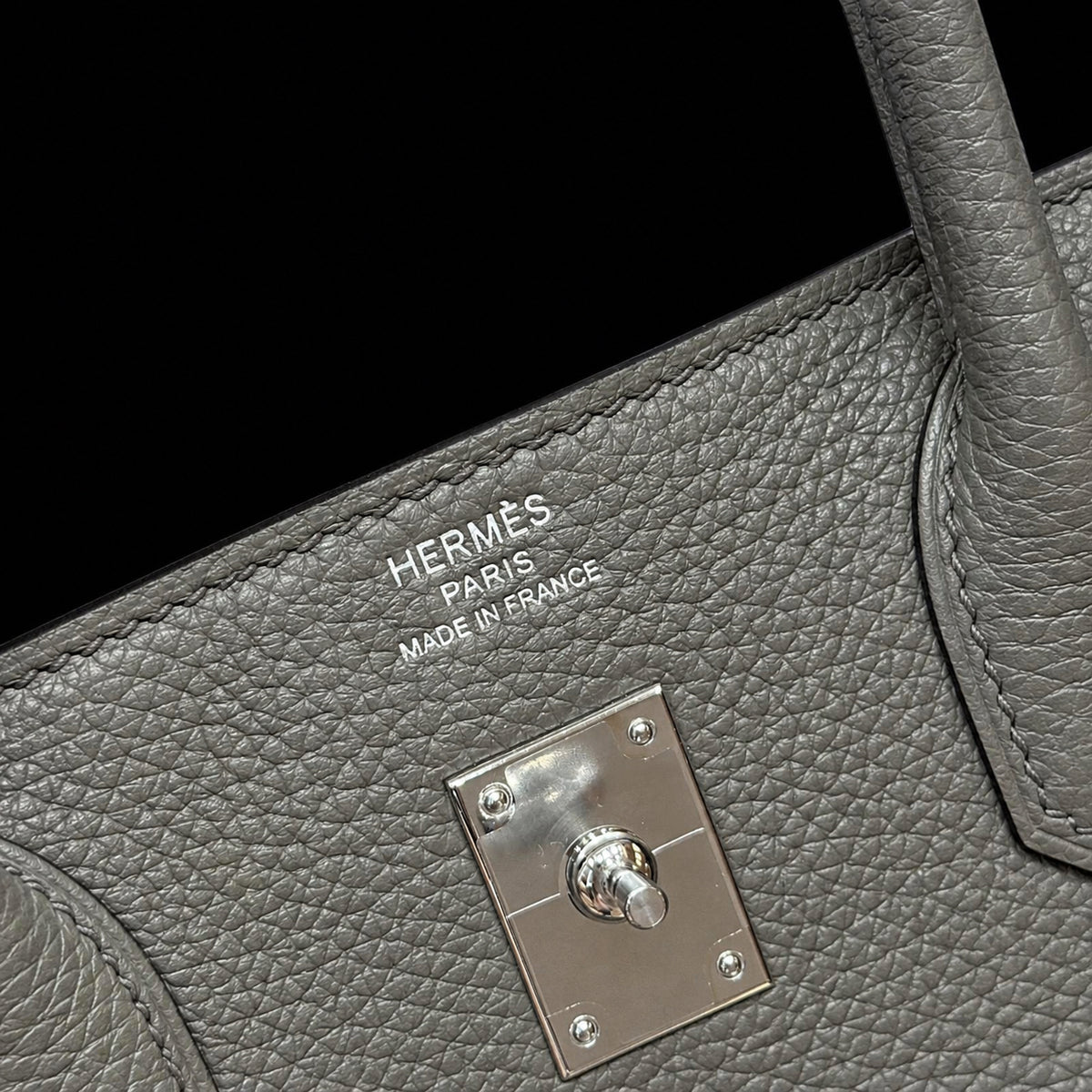 Bolso de Mano Gris Topo con Colgante