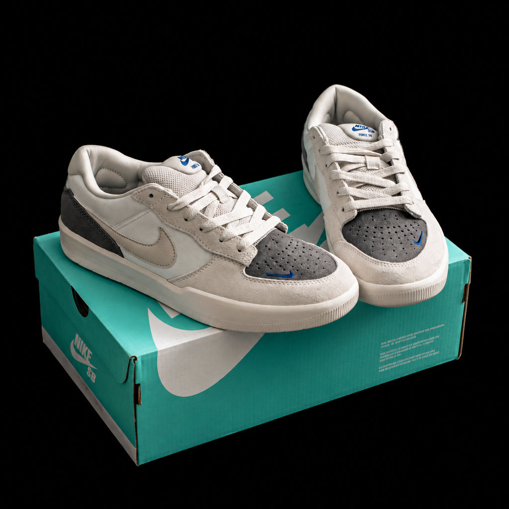Dunk Low en crema y gris con detalles azules
