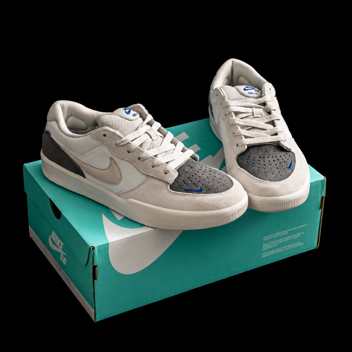 Dunk Low en crema y gris con detalles azules