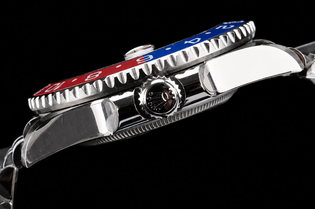 GMT con bisel rojo y azul — Acabado plateado