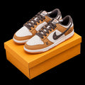 Dunk Low en camel y crema con detalles monograma