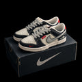 Dunk Low – Negro y Crema con Detalles Rojos