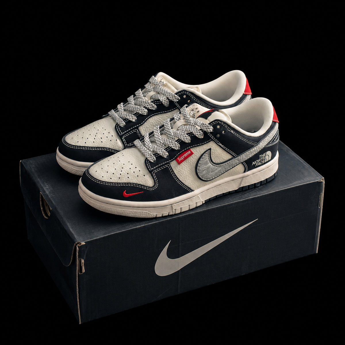 Dunk Low – Negro y Crema con Detalles Rojos