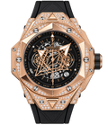 Reloj automático de lujo con esfera negra abierta.
