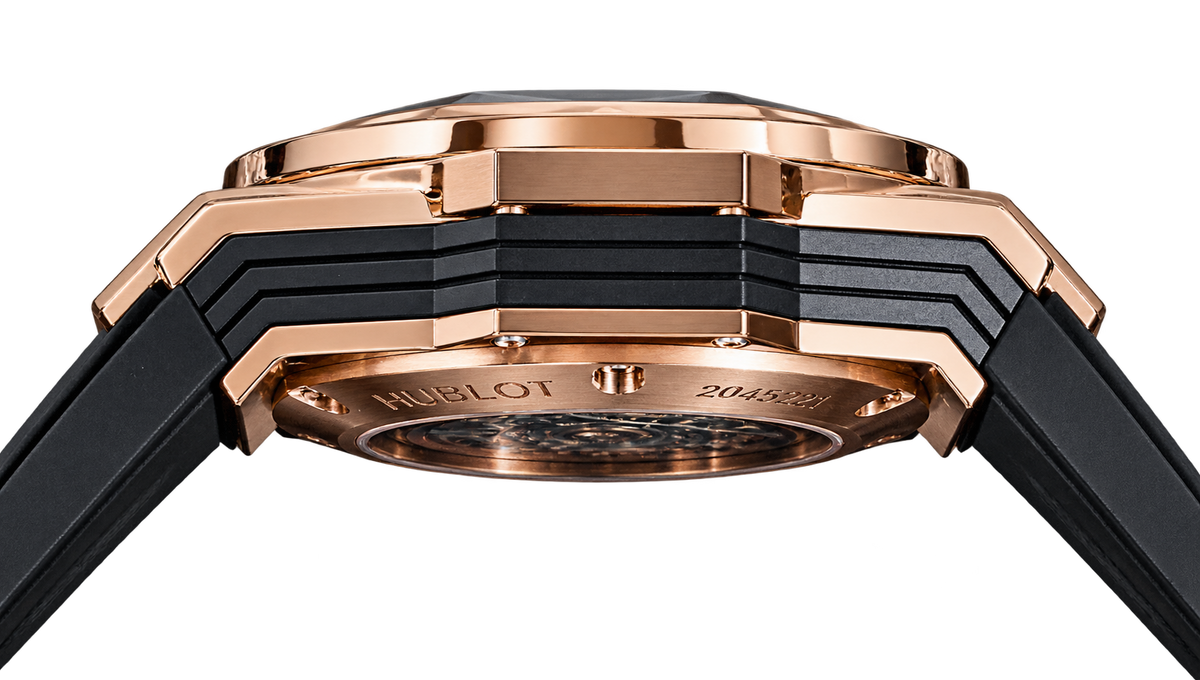 Reloj automático de lujo con esfera negra abierta.