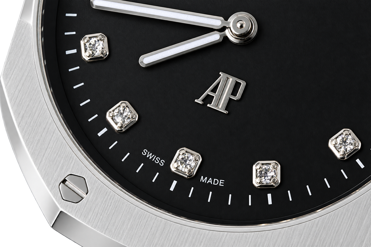 Reloj automático de lujo con esfera negra, índices de brillante