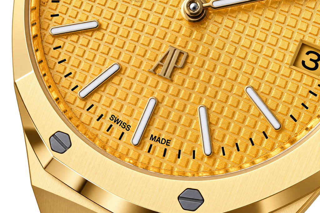Reloj automático de lujo con esfera amarilla texturizada.