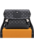 Bandolera Messenger Monogram Negro — Estructura y Carácter