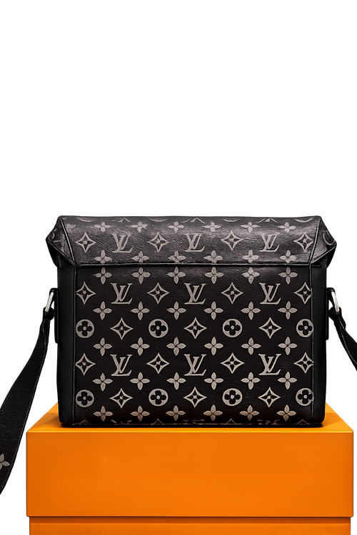 Bandolera Messenger Monogram Negro — Estructura y Carácter