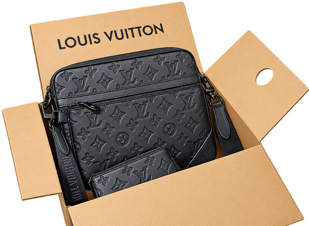 Bolso Crossbody Total Black con Monograma en Relieve — Set con Cartera