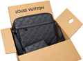 Bolso Crossbody Total Black con Monograma en Relieve — Set con Cartera
