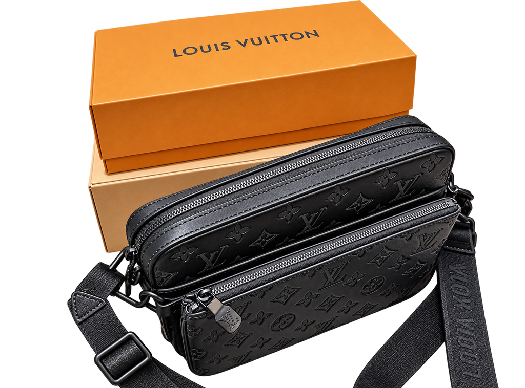 Bolso Crossbody Total Black con Monograma en Relieve — Set con Cartera