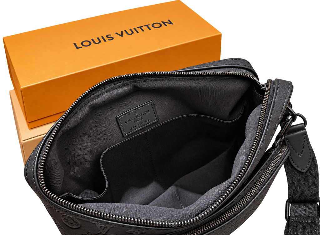 Bolso Crossbody Total Black con Monograma en Relieve — Set con Cartera