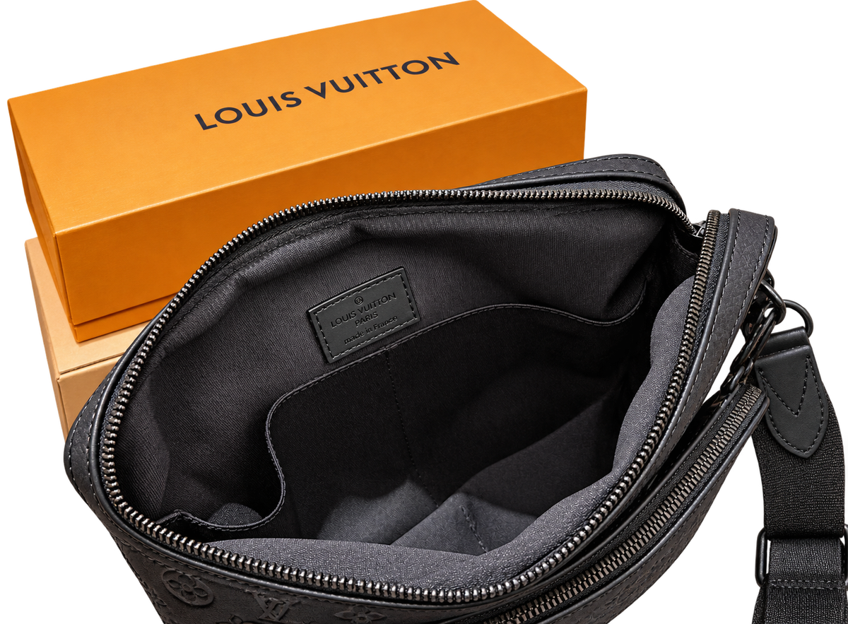 Bolso Crossbody Total Black con Monograma en Relieve — Set con Cartera