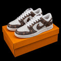 Dunk Low en blanco y marrón con estampado monograma