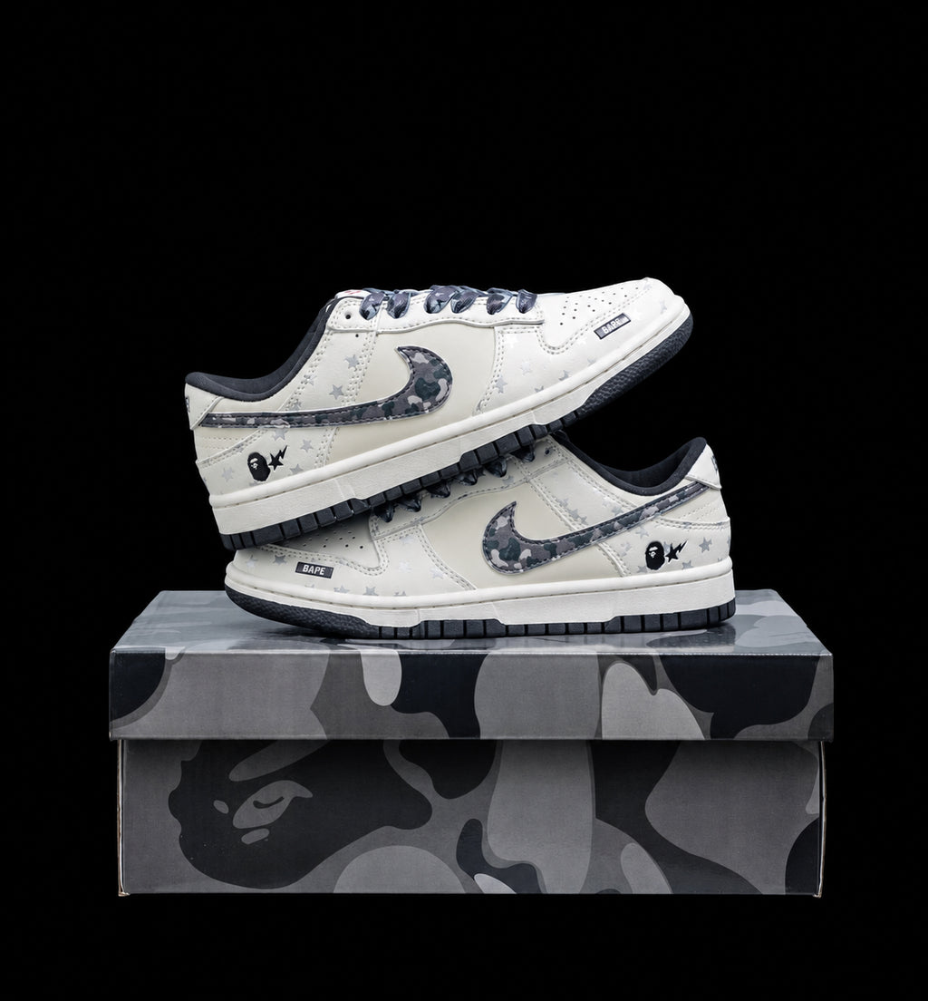 Dunk Low en blanco y gris con camuflaje y estrellas