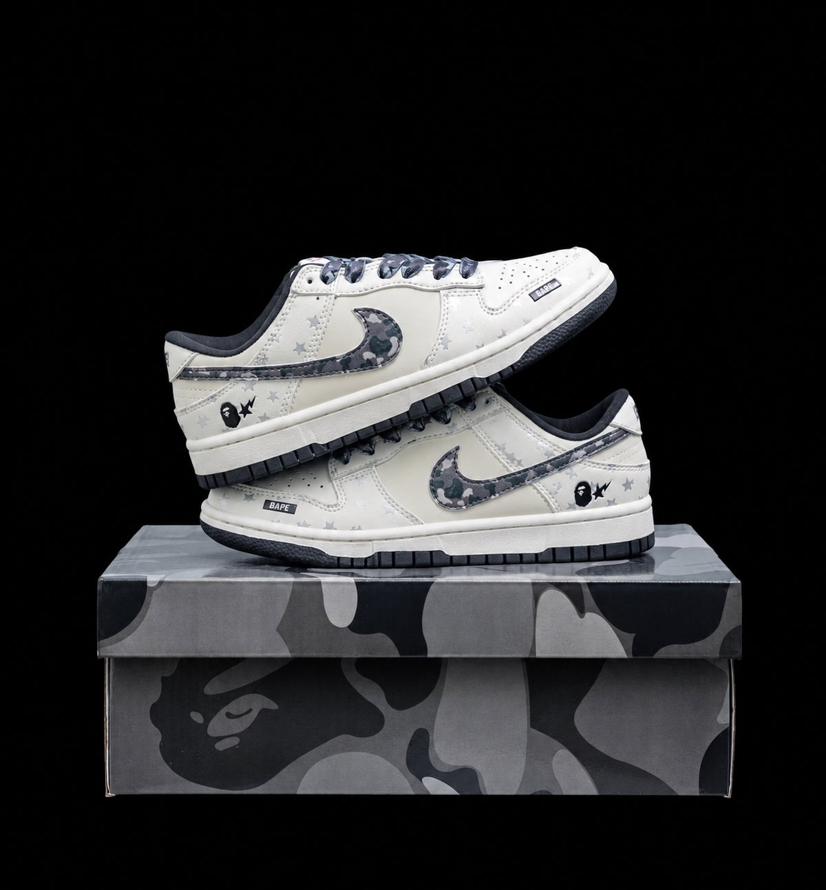 Dunk Low en blanco y gris con camuflaje y estrellas