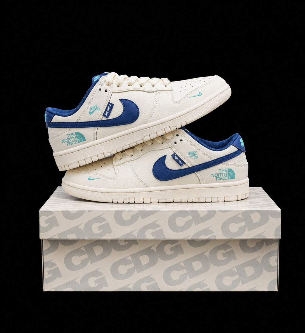Dunk Low en blanco roto con detalles azules y turquesa